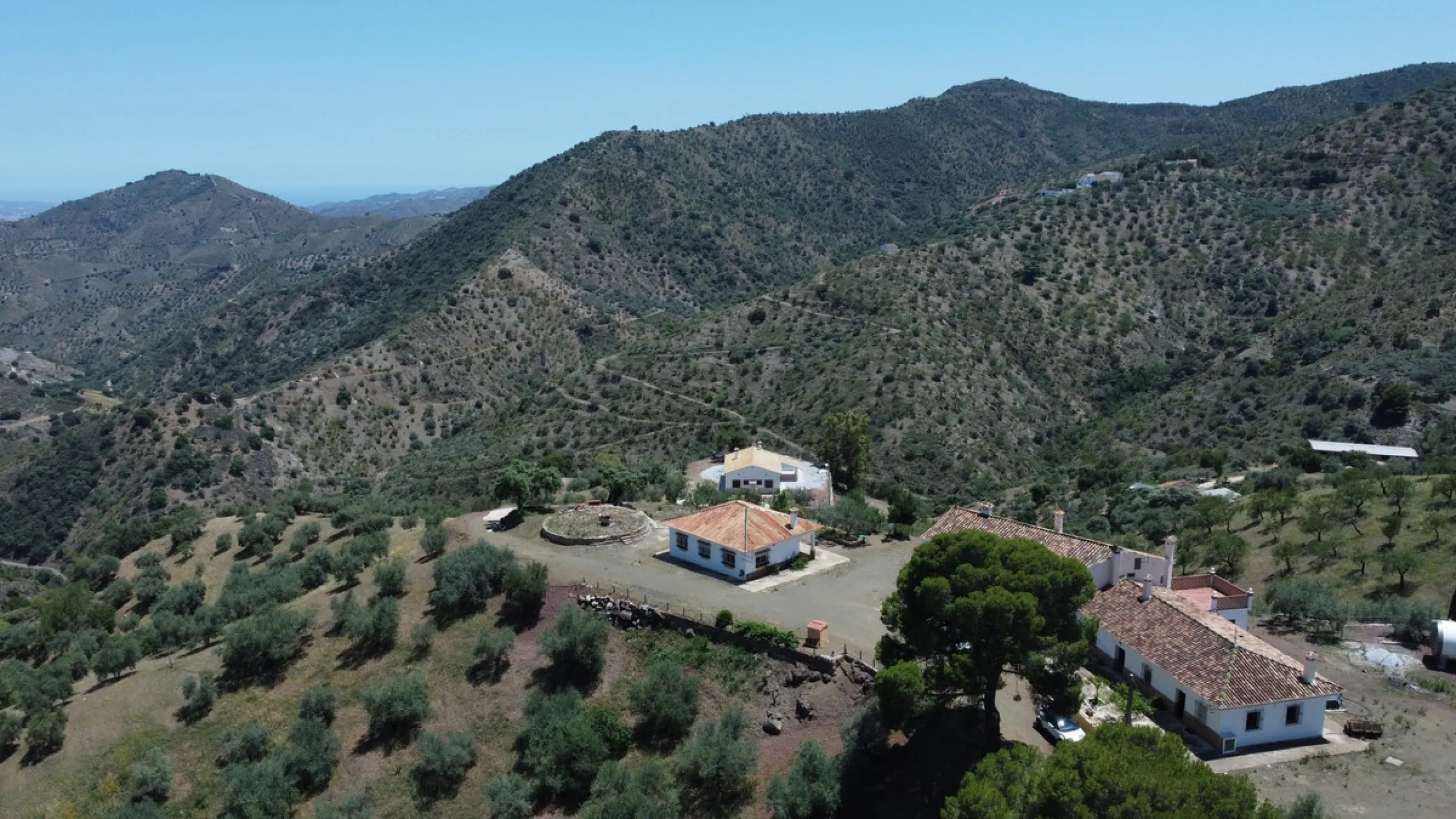 We are pleased to offer you the perfect investment in one of the most beautiful corners of Andalusia. In Comares one of the oldest municipalities of the Axarquia, one of the beautiful white villages, with a lot of historical background. Not far from the v