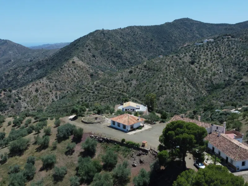 We are pleased to offer you the perfect investment in one of the most beautiful corners of Andalusia. In Comares one of the oldest municipalities of the Axarquia, one of the beautiful white villages, with a lot of historical background. Not far from the v