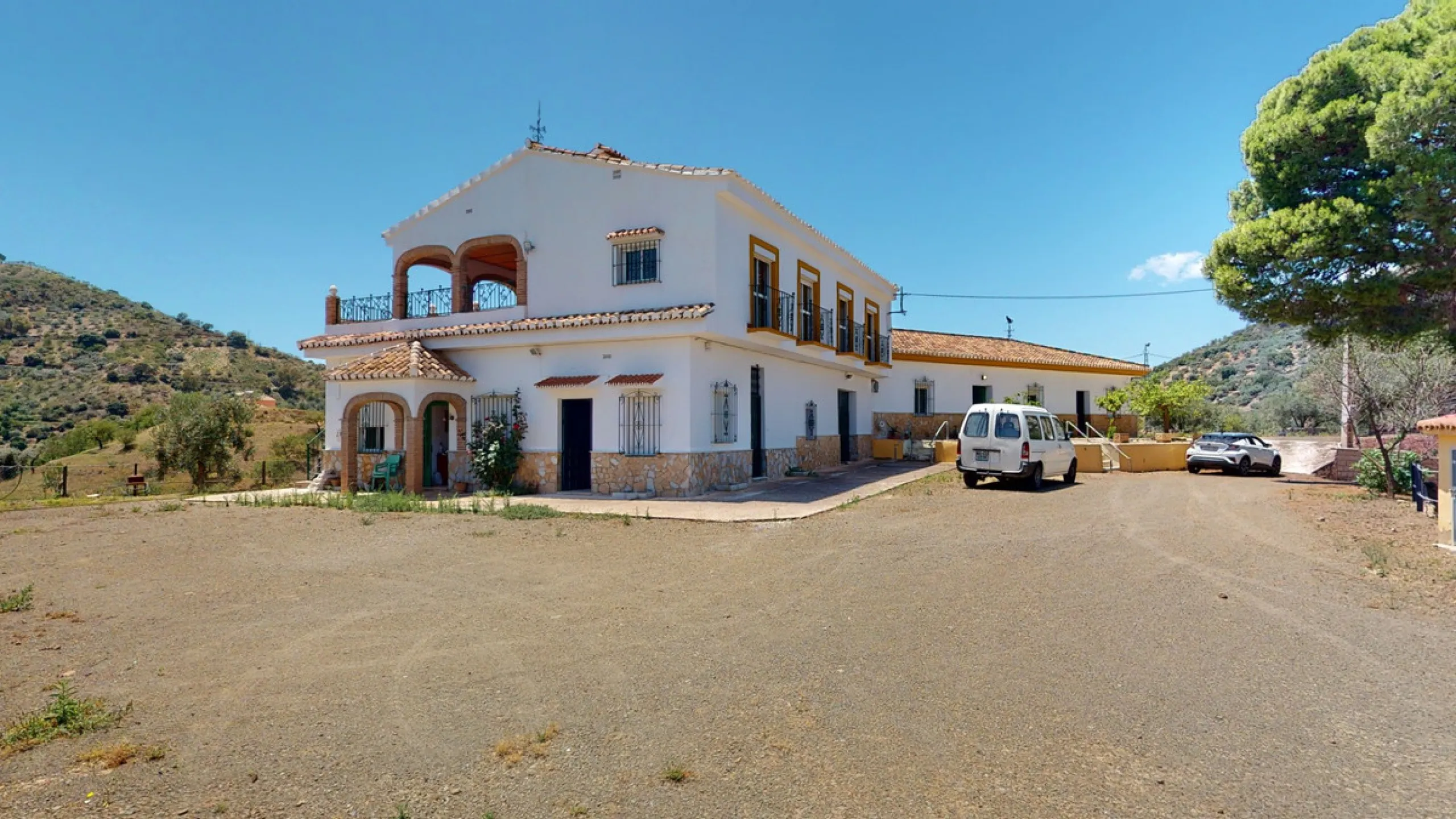 We are pleased to offer you the perfect investment in one of the most beautiful corners of Andalusia. In Comares one of the oldest municipalities of the Axarquia, one of the beautiful white villages, with a lot of historical background. Not far from the v