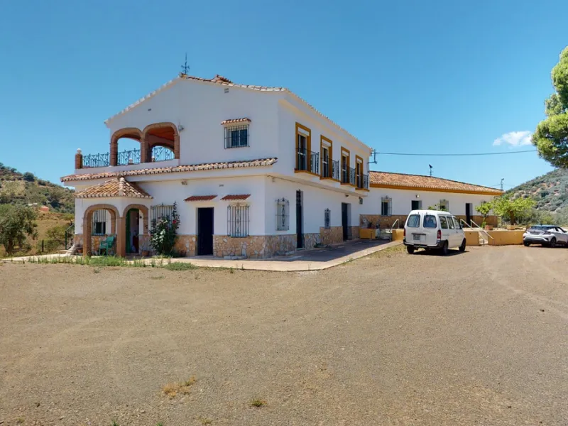 We are pleased to offer you the perfect investment in one of the most beautiful corners of Andalusia. In Comares one of the oldest municipalities of the Axarquia, one of the beautiful white villages, with a lot of historical background. Not far from the v