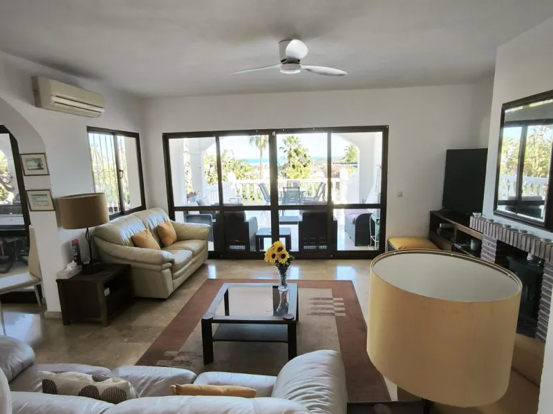 House - Detached Villa в продаже в Mijas, Málaga. В доме 5 спален и 3 ванных комнат. Площадь дома 218 м². Площадь участка 680 м²