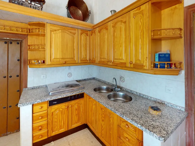 We are pleased to offer you the perfect investment in one of the most beautiful corners of Andalusia. In Comares one of the oldest municipalities of the Axarquia, one of the beautiful white villages, with a lot of historical background. Not far from the v