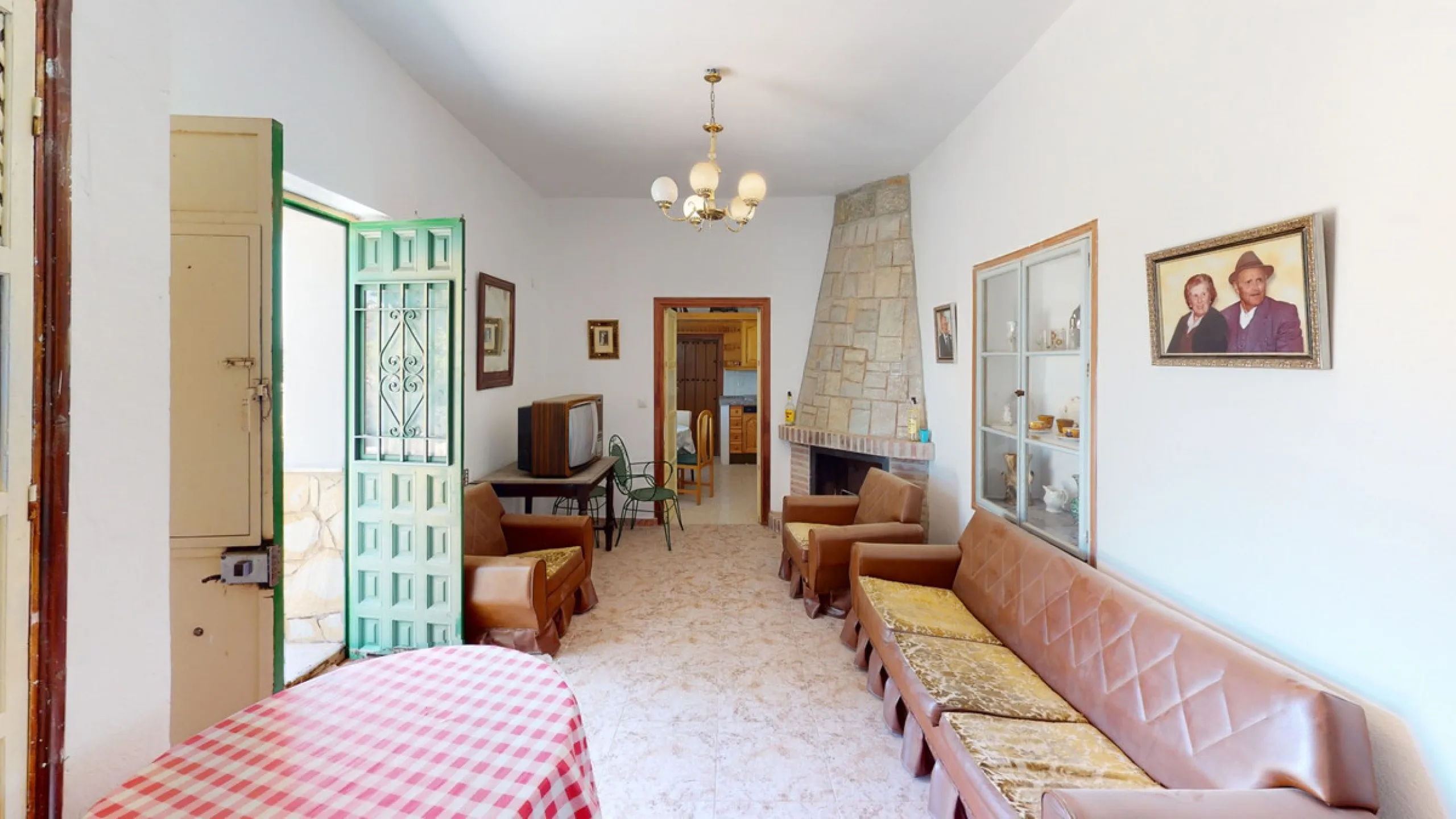 We are pleased to offer you the perfect investment in one of the most beautiful corners of Andalusia. In Comares one of the oldest municipalities of the Axarquia, one of the beautiful white villages, with a lot of historical background. Not far from the v