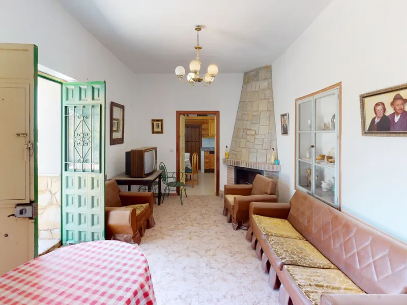 We are pleased to offer you the perfect investment in one of the most beautiful corners of Andalusia. In Comares one of the oldest municipalities of the Axarquia, one of the beautiful white villages, with a lot of historical background. Not far from the v