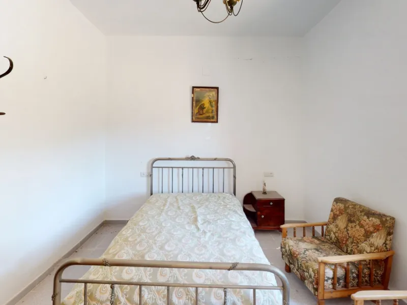 We are pleased to offer you the perfect investment in one of the most beautiful corners of Andalusia. In Comares one of the oldest municipalities of the Axarquia, one of the beautiful white villages, with a lot of historical background. Not far from the v