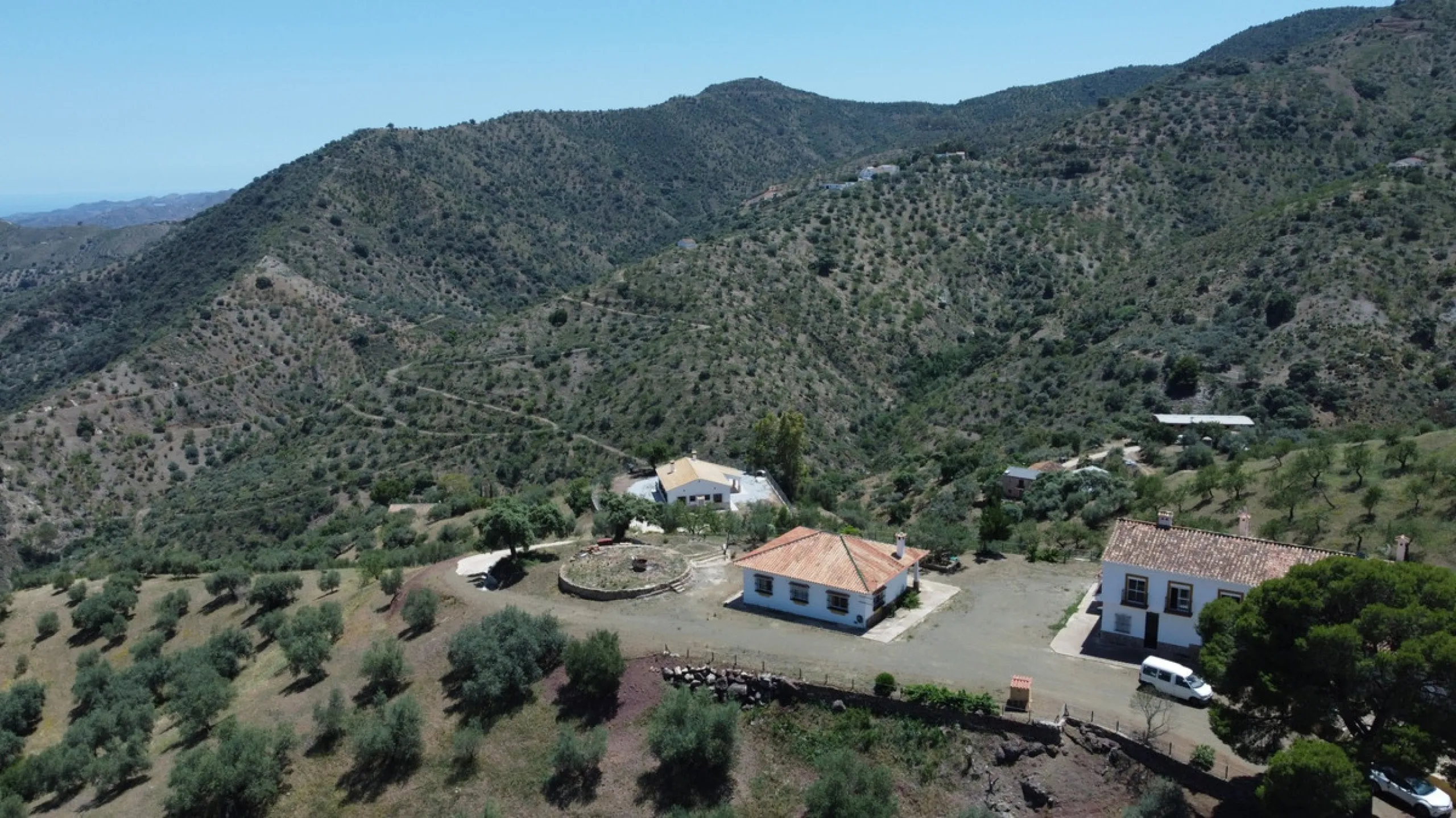 We are pleased to offer you the perfect investment in one of the most beautiful corners of Andalusia. In Comares one of the oldest municipalities of the Axarquia, one of the beautiful white villages, with a lot of historical background. Not far from the v