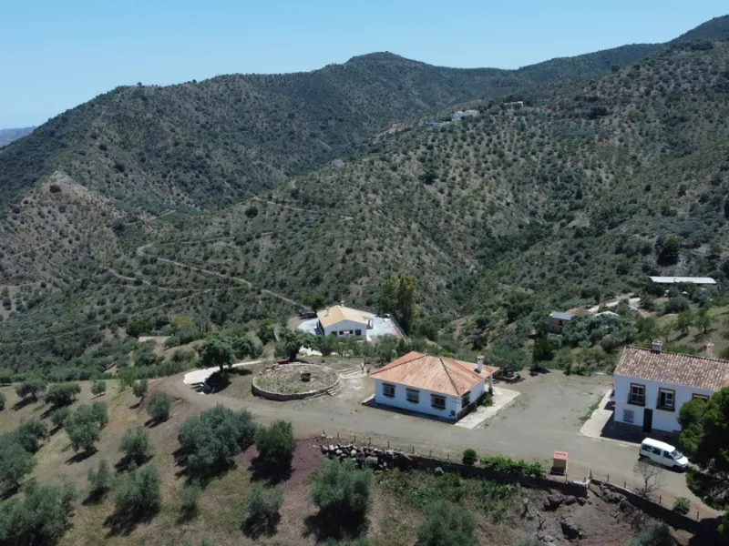 We are pleased to offer you the perfect investment in one of the most beautiful corners of Andalusia. In Comares one of the oldest municipalities of the Axarquia, one of the beautiful white villages, with a lot of historical background. Not far from the v