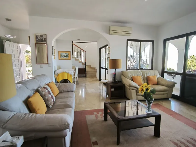House - Detached Villa в продаже в Mijas, Málaga. В доме 5 спален и 3 ванных комнат. Площадь дома 218 м². Площадь участка 680 м²