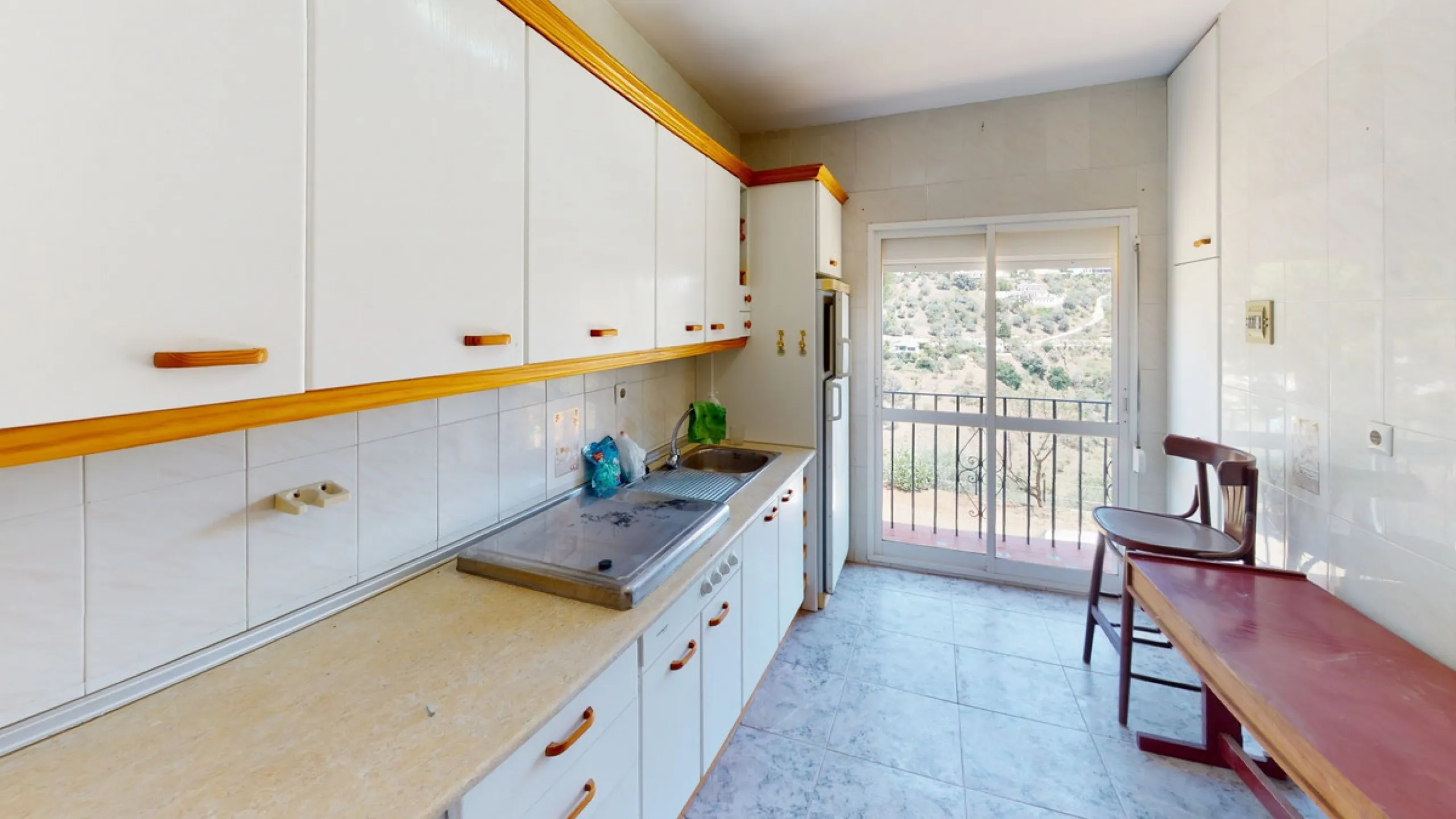 We are pleased to offer you the perfect investment in one of the most beautiful corners of Andalusia. In Comares one of the oldest municipalities of the Axarquia, one of the beautiful white villages, with a lot of historical background. Not far from the v