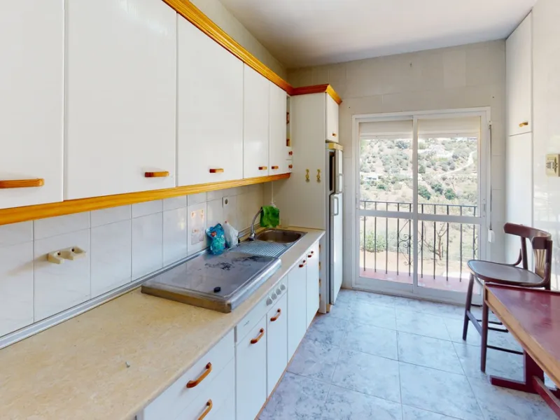 We are pleased to offer you the perfect investment in one of the most beautiful corners of Andalusia. In Comares one of the oldest municipalities of the Axarquia, one of the beautiful white villages, with a lot of historical background. Not far from the v