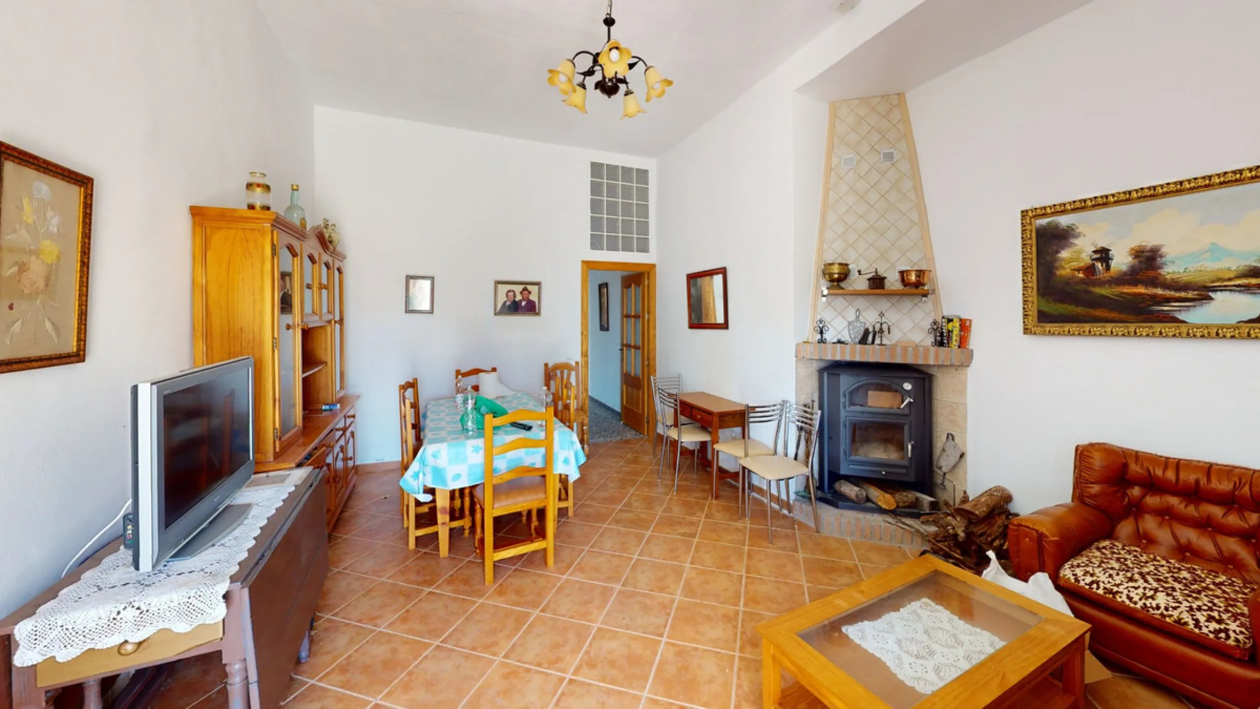 We are pleased to offer you the perfect investment in one of the most beautiful corners of Andalusia. In Comares one of the oldest municipalities of the Axarquia, one of the beautiful white villages, with a lot of historical background. Not far from the v