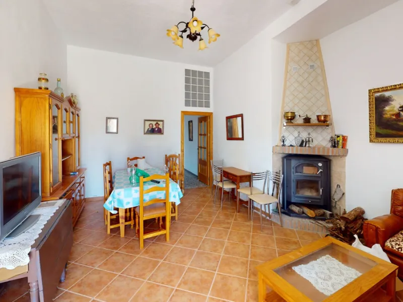 We are pleased to offer you the perfect investment in one of the most beautiful corners of Andalusia. In Comares one of the oldest municipalities of the Axarquia, one of the beautiful white villages, with a lot of historical background. Not far from the v