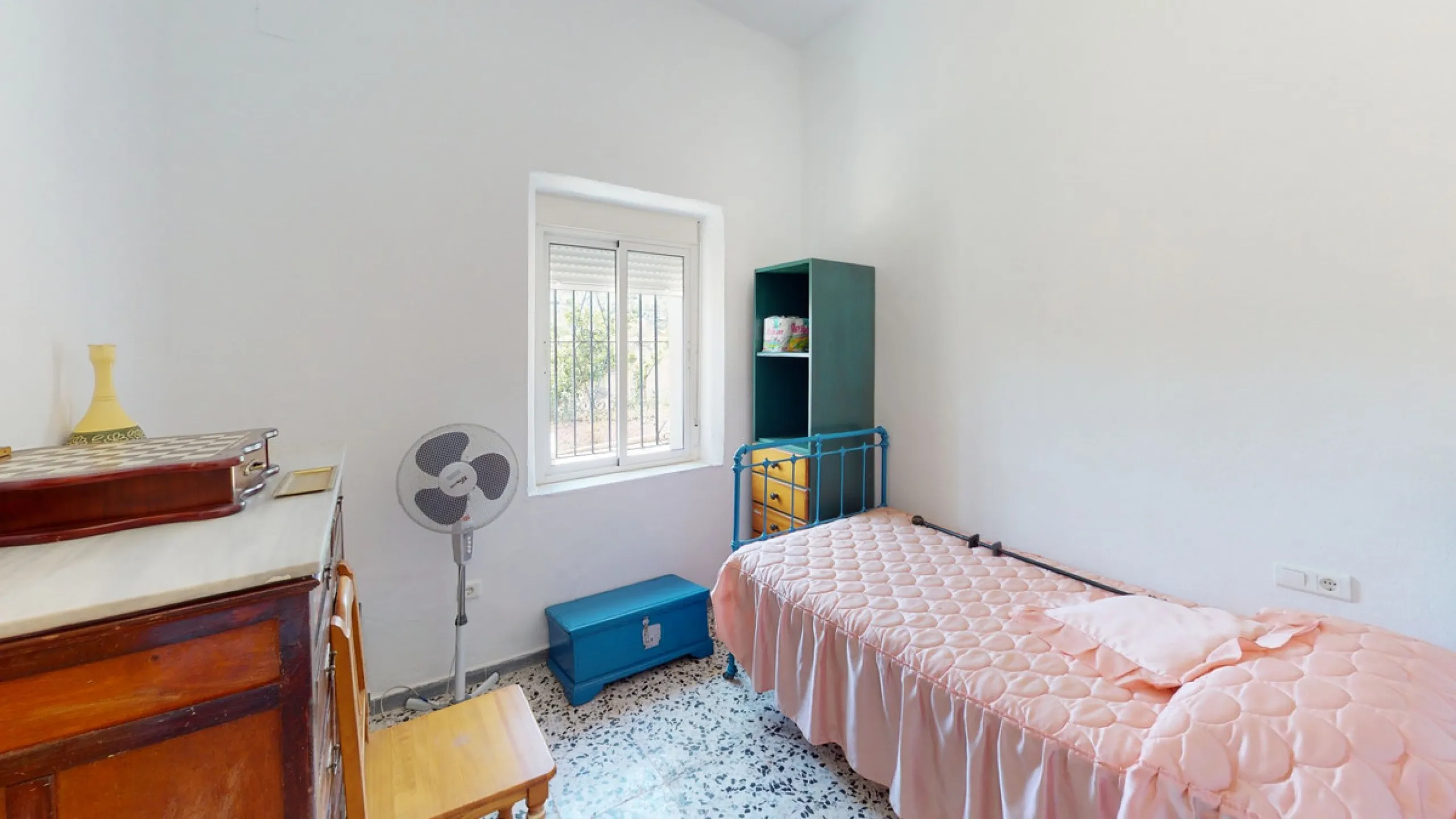 We are pleased to offer you the perfect investment in one of the most beautiful corners of Andalusia. In Comares one of the oldest municipalities of the Axarquia, one of the beautiful white villages, with a lot of historical background. Not far from the v