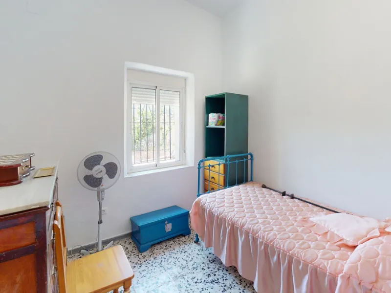 We are pleased to offer you the perfect investment in one of the most beautiful corners of Andalusia. In Comares one of the oldest municipalities of the Axarquia, one of the beautiful white villages, with a lot of historical background. Not far from the v