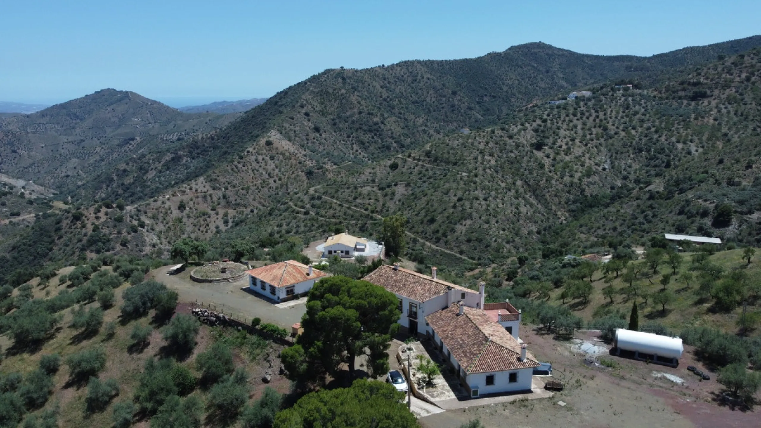 We are pleased to offer you the perfect investment in one of the most beautiful corners of Andalusia. In Comares one of the oldest municipalities of the Axarquia, one of the beautiful white villages, with a lot of historical background. Not far from the v