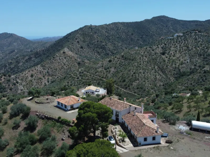We are pleased to offer you the perfect investment in one of the most beautiful corners of Andalusia. In Comares one of the oldest municipalities of the Axarquia, one of the beautiful white villages, with a lot of historical background. Not far from the v