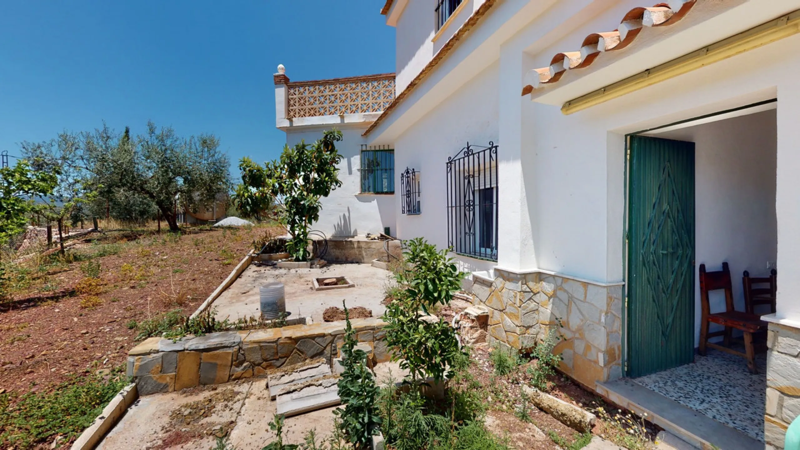 We are pleased to offer you the perfect investment in one of the most beautiful corners of Andalusia. In Comares one of the oldest municipalities of the Axarquia, one of the beautiful white villages, with a lot of historical background. Not far from the v