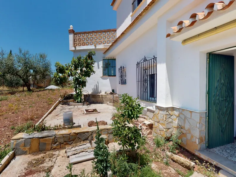 We are pleased to offer you the perfect investment in one of the most beautiful corners of Andalusia. In Comares one of the oldest municipalities of the Axarquia, one of the beautiful white villages, with a lot of historical background. Not far from the v