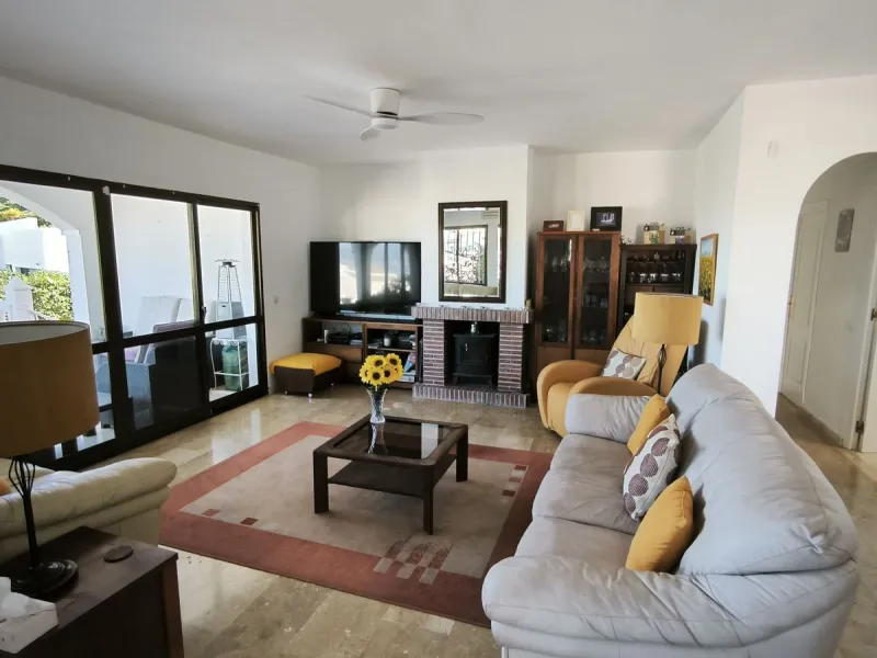 House - Detached Villa в продаже в Mijas, Málaga. В доме 5 спален и 3 ванных комнат. Площадь дома 218 м². Площадь участка 680 м²