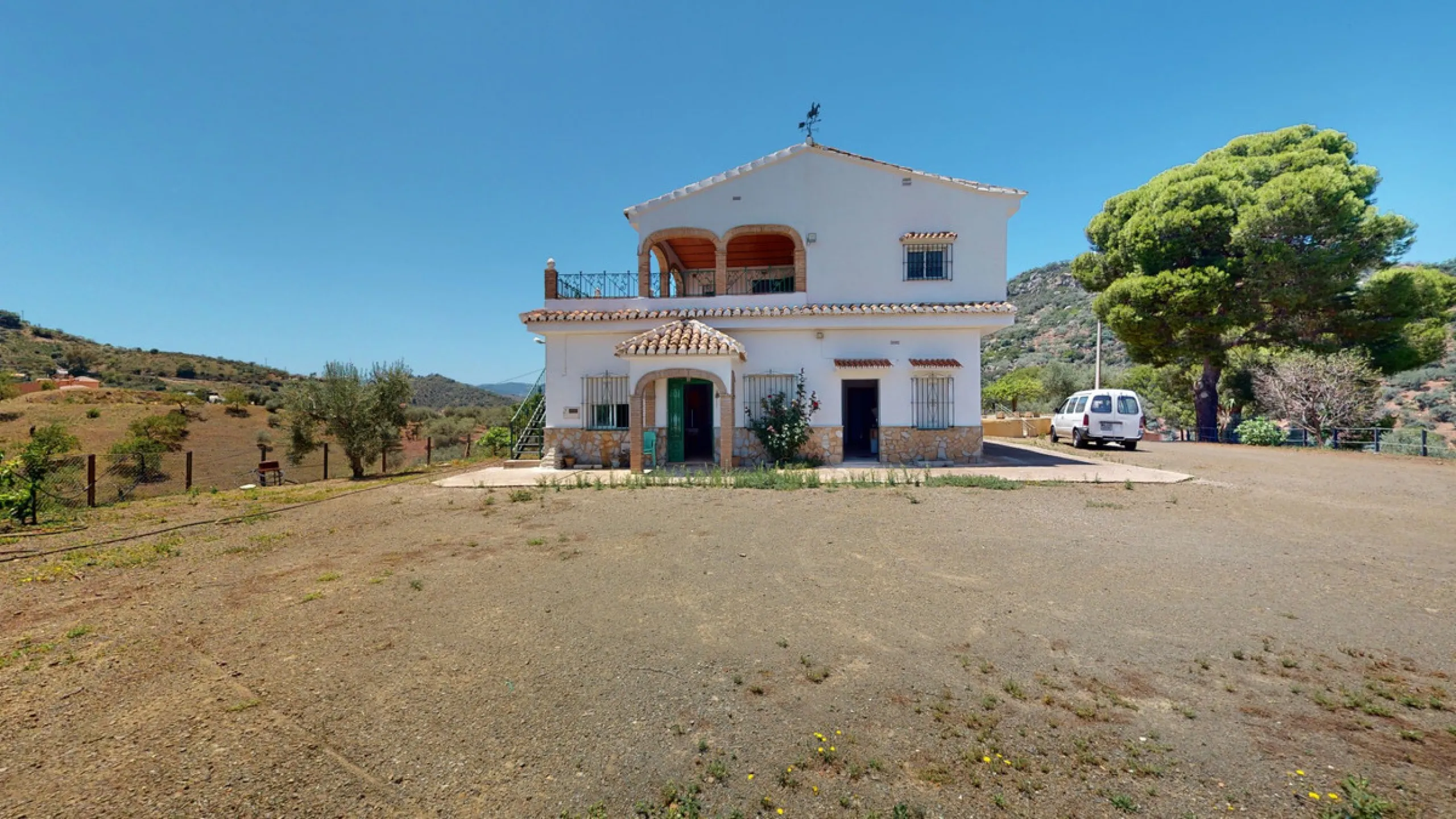 We are pleased to offer you the perfect investment in one of the most beautiful corners of Andalusia. In Comares one of the oldest municipalities of the Axarquia, one of the beautiful white villages, with a lot of historical background. Not far from the v