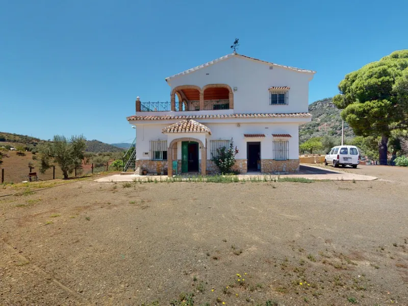 We are pleased to offer you the perfect investment in one of the most beautiful corners of Andalusia. In Comares one of the oldest municipalities of the Axarquia, one of the beautiful white villages, with a lot of historical background. Not far from the v