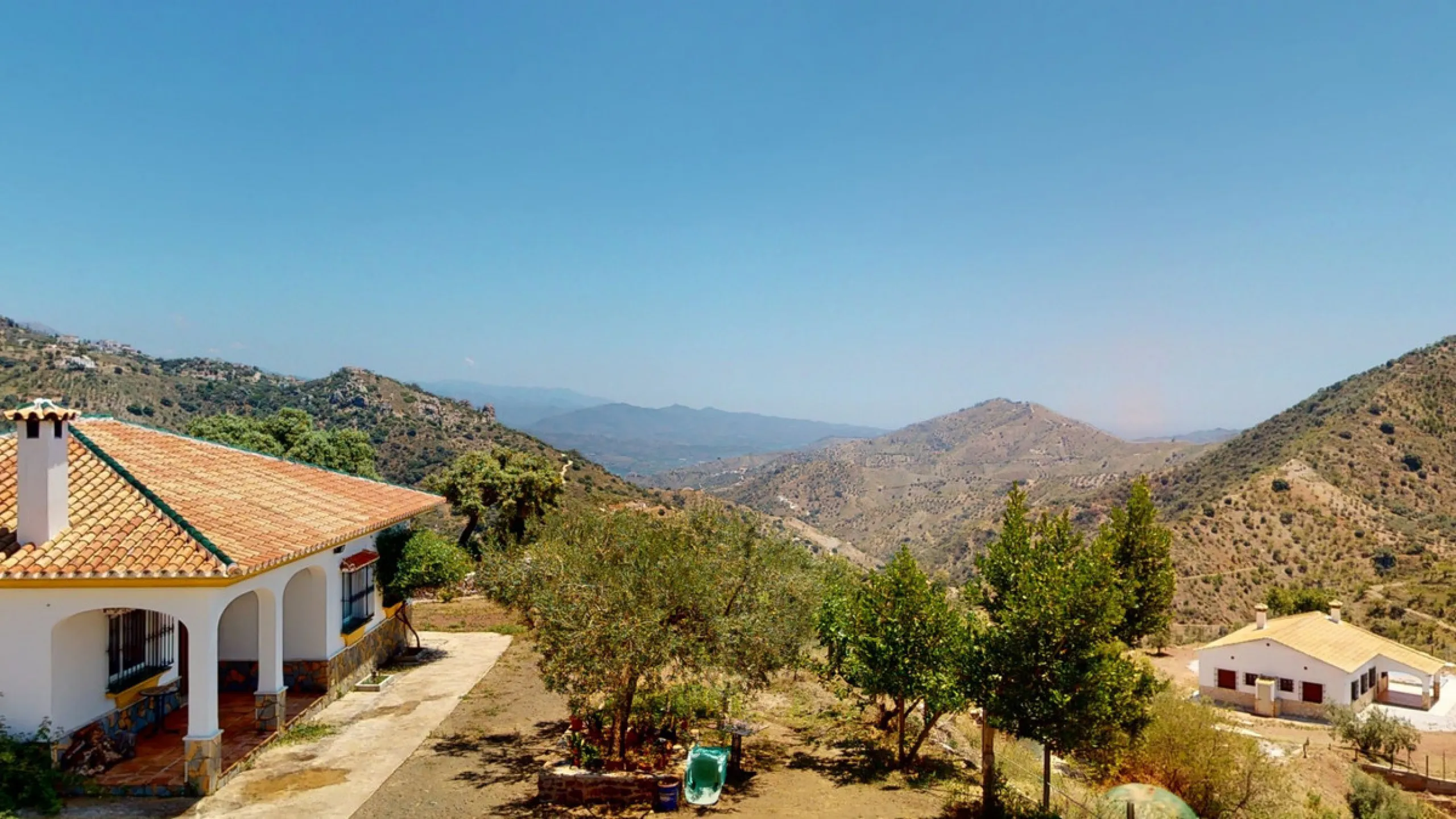 We are pleased to offer you the perfect investment in one of the most beautiful corners of Andalusia. In Comares one of the oldest municipalities of the Axarquia, one of the beautiful white villages, with a lot of historical background. Not far from the v