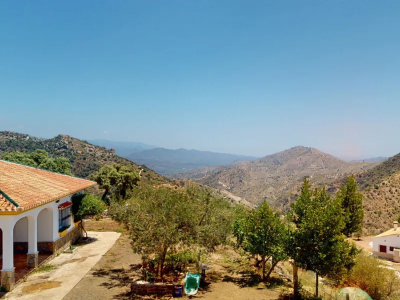 We are pleased to offer you the perfect investment in one of the most beautiful corners of Andalusia. In Comares one of the oldest municipalities of the Axarquia, one of the beautiful white villages, with a lot of historical background. Not far from the v