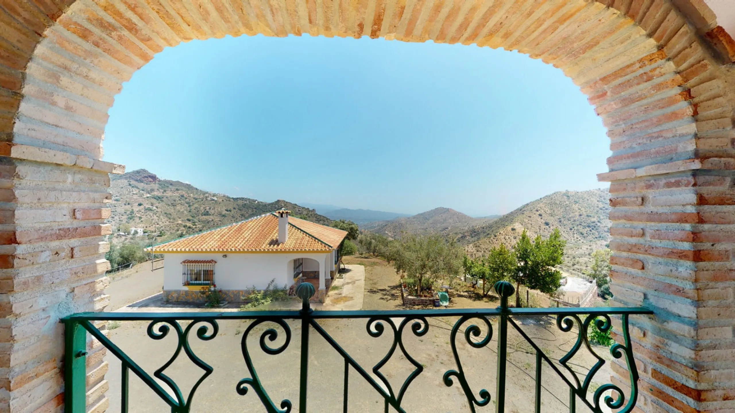 We are pleased to offer you the perfect investment in one of the most beautiful corners of Andalusia. In Comares one of the oldest municipalities of the Axarquia, one of the beautiful white villages, with a lot of historical background. Not far from the v