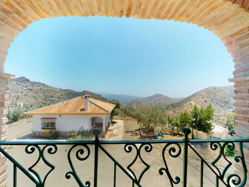 We are pleased to offer you the perfect investment in one of the most beautiful corners of Andalusia. In Comares one of the oldest municipalities of the Axarquia, one of the beautiful white villages, with a lot of historical background. Not far from the v
