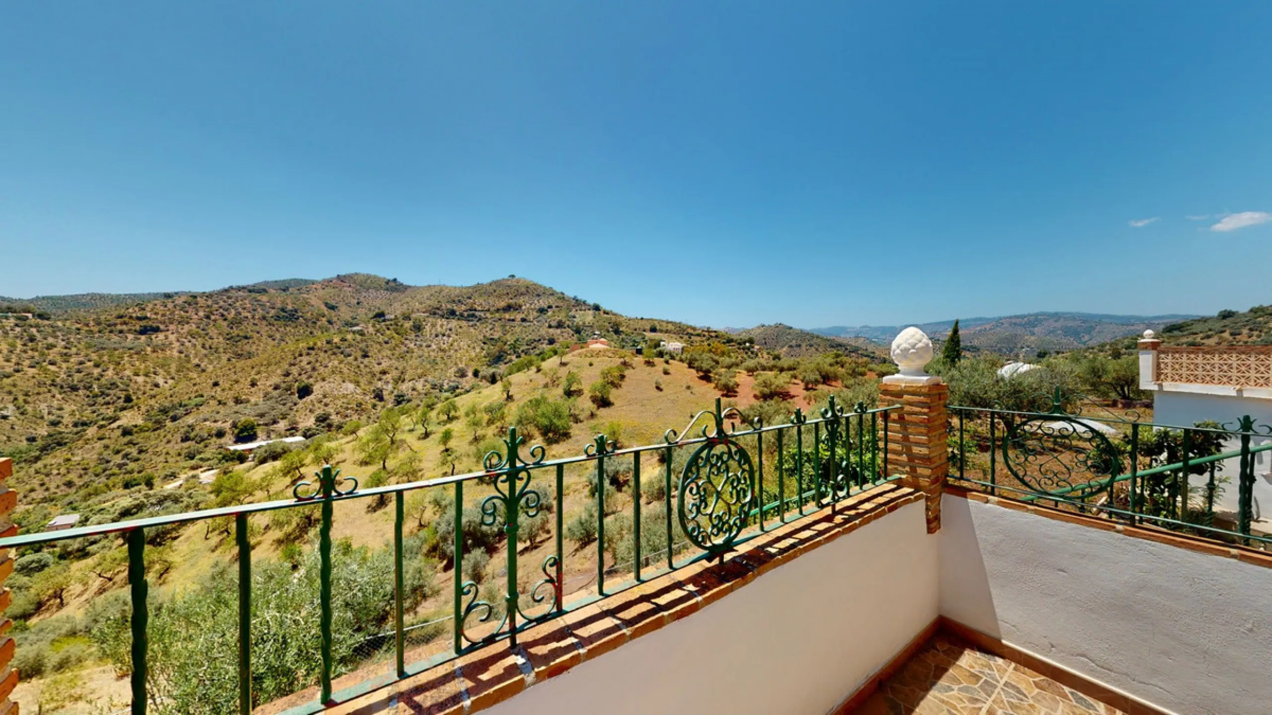 We are pleased to offer you the perfect investment in one of the most beautiful corners of Andalusia. In Comares one of the oldest municipalities of the Axarquia, one of the beautiful white villages, with a lot of historical background. Not far from the v