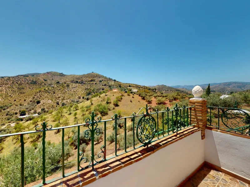 We are pleased to offer you the perfect investment in one of the most beautiful corners of Andalusia. In Comares one of the oldest municipalities of the Axarquia, one of the beautiful white villages, with a lot of historical background. Not far from the v
