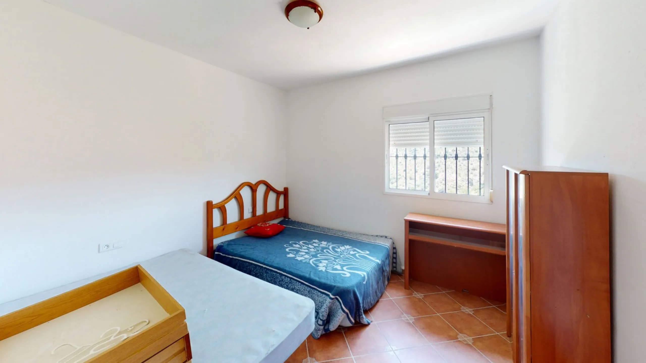 We are pleased to offer you the perfect investment in one of the most beautiful corners of Andalusia. In Comares one of the oldest municipalities of the Axarquia, one of the beautiful white villages, with a lot of historical background. Not far from the v