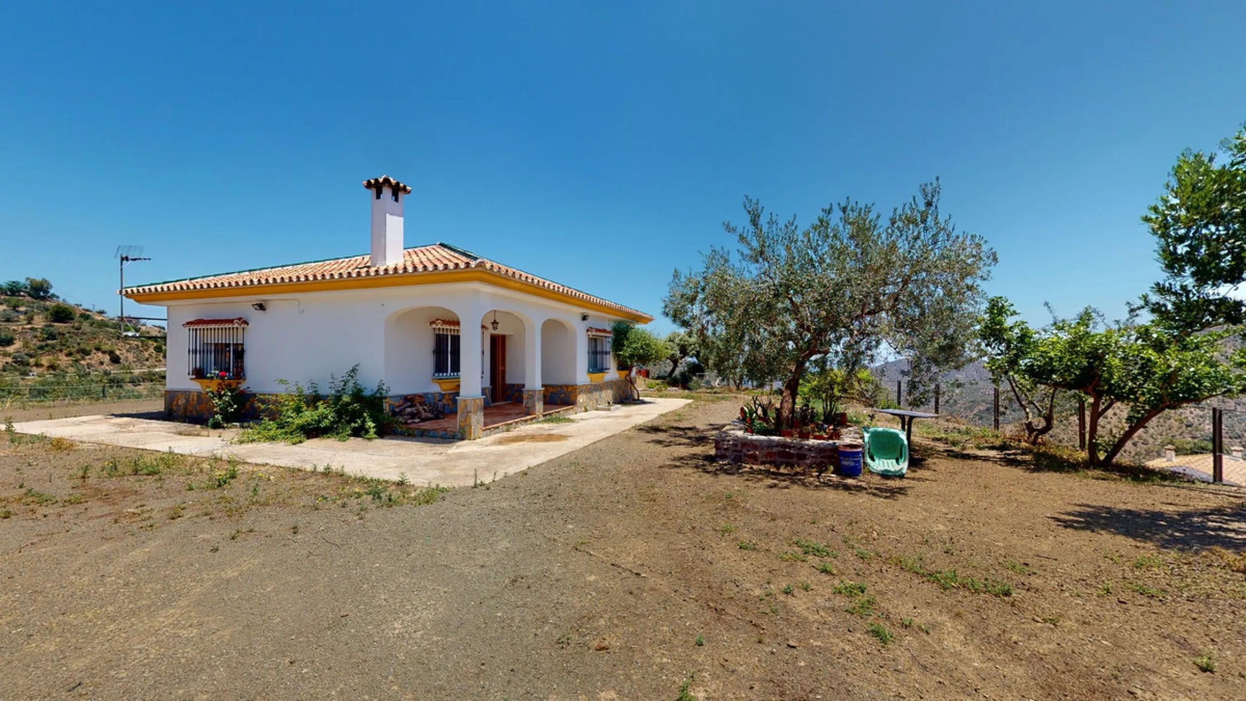We are pleased to offer you the perfect investment in one of the most beautiful corners of Andalusia. In Comares one of the oldest municipalities of the Axarquia, one of the beautiful white villages, with a lot of historical background. Not far from the v