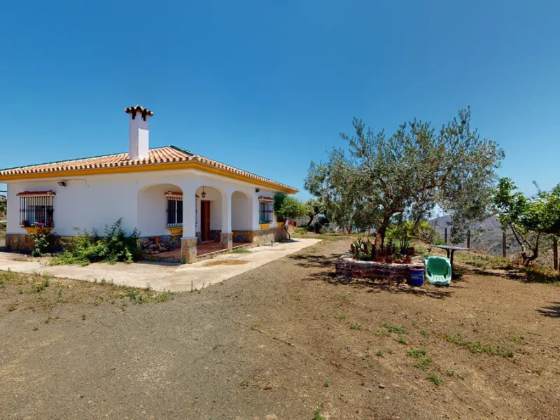 We are pleased to offer you the perfect investment in one of the most beautiful corners of Andalusia. In Comares one of the oldest municipalities of the Axarquia, one of the beautiful white villages, with a lot of historical background. Not far from the v
