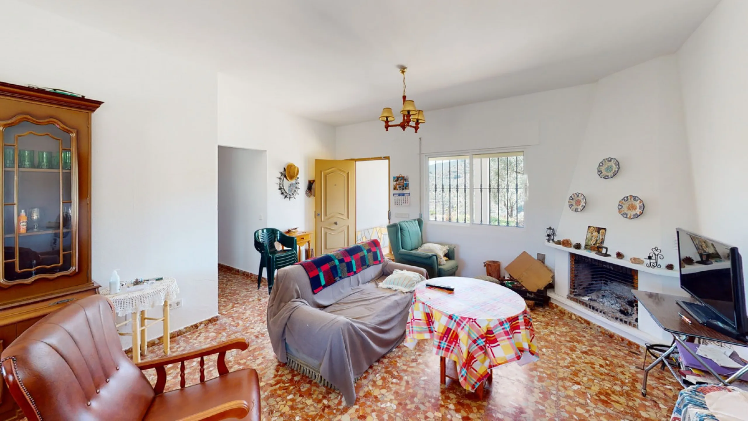 We are pleased to offer you the perfect investment in one of the most beautiful corners of Andalusia. In Comares one of the oldest municipalities of the Axarquia, one of the beautiful white villages, with a lot of historical background. Not far from the v