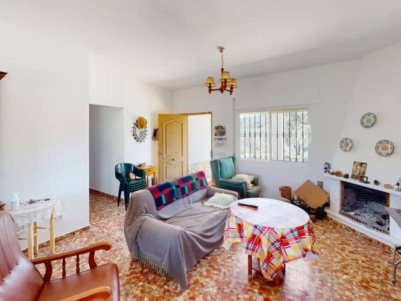 We are pleased to offer you the perfect investment in one of the most beautiful corners of Andalusia. In Comares one of the oldest municipalities of the Axarquia, one of the beautiful white villages, with a lot of historical background. Not far from the v