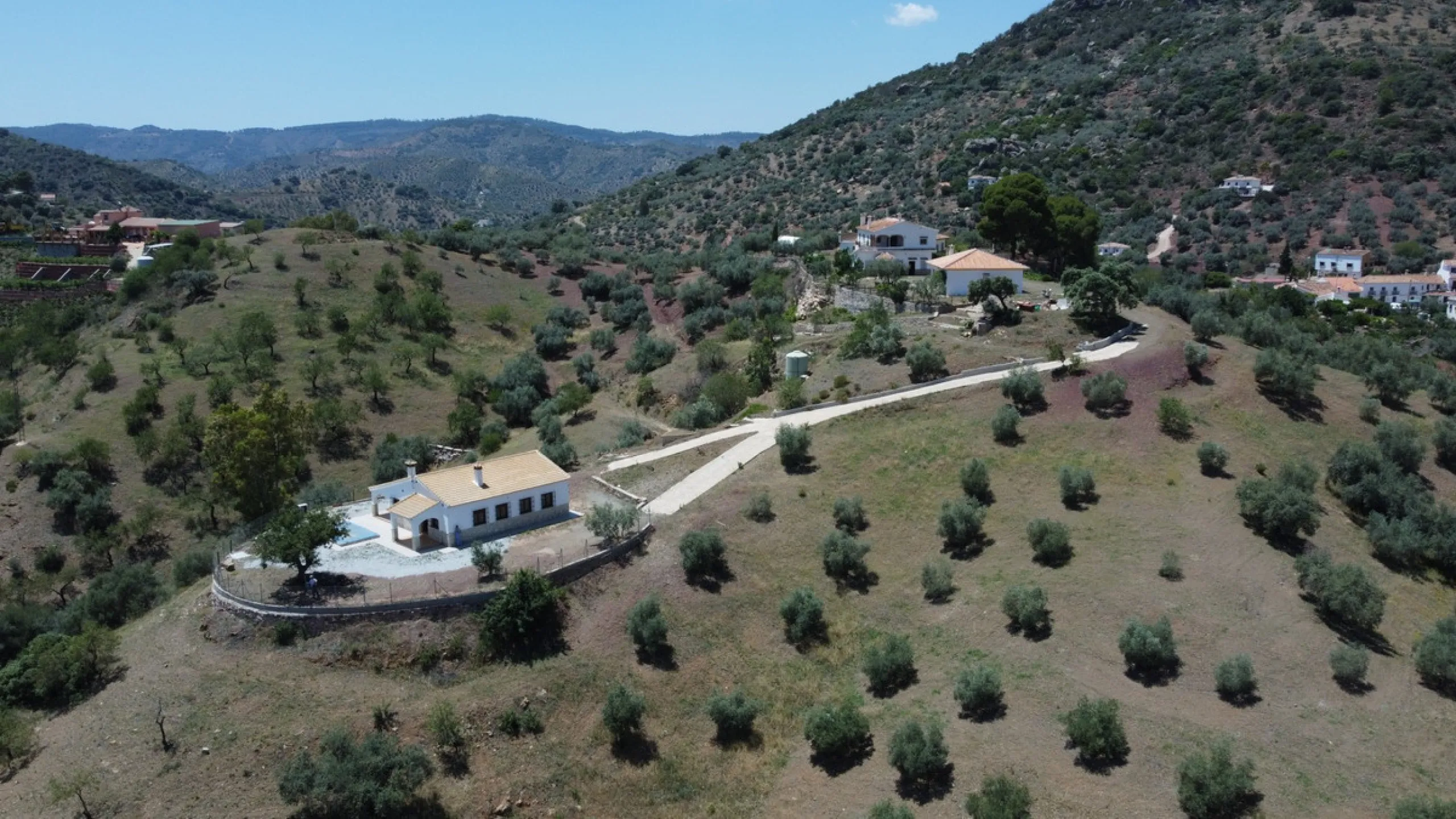 We are pleased to offer you the perfect investment in one of the most beautiful corners of Andalusia. In Comares one of the oldest municipalities of the Axarquia, one of the beautiful white villages, with a lot of historical background. Not far from the v