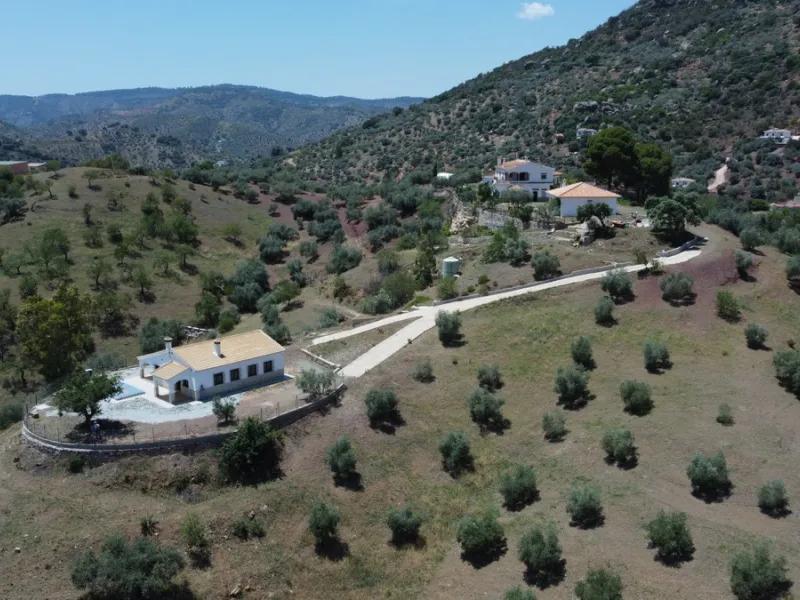 We are pleased to offer you the perfect investment in one of the most beautiful corners of Andalusia. In Comares one of the oldest municipalities of the Axarquia, one of the beautiful white villages, with a lot of historical background. Not far from the v