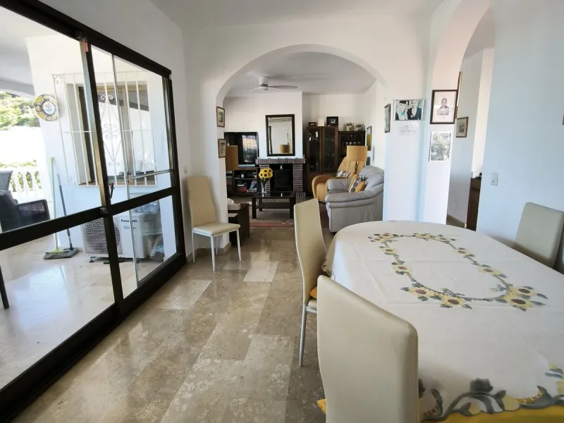 House - Detached Villa в продаже в Mijas, Málaga. В доме 5 спален и 3 ванных комнат. Площадь дома 218 м². Площадь участка 680 м²