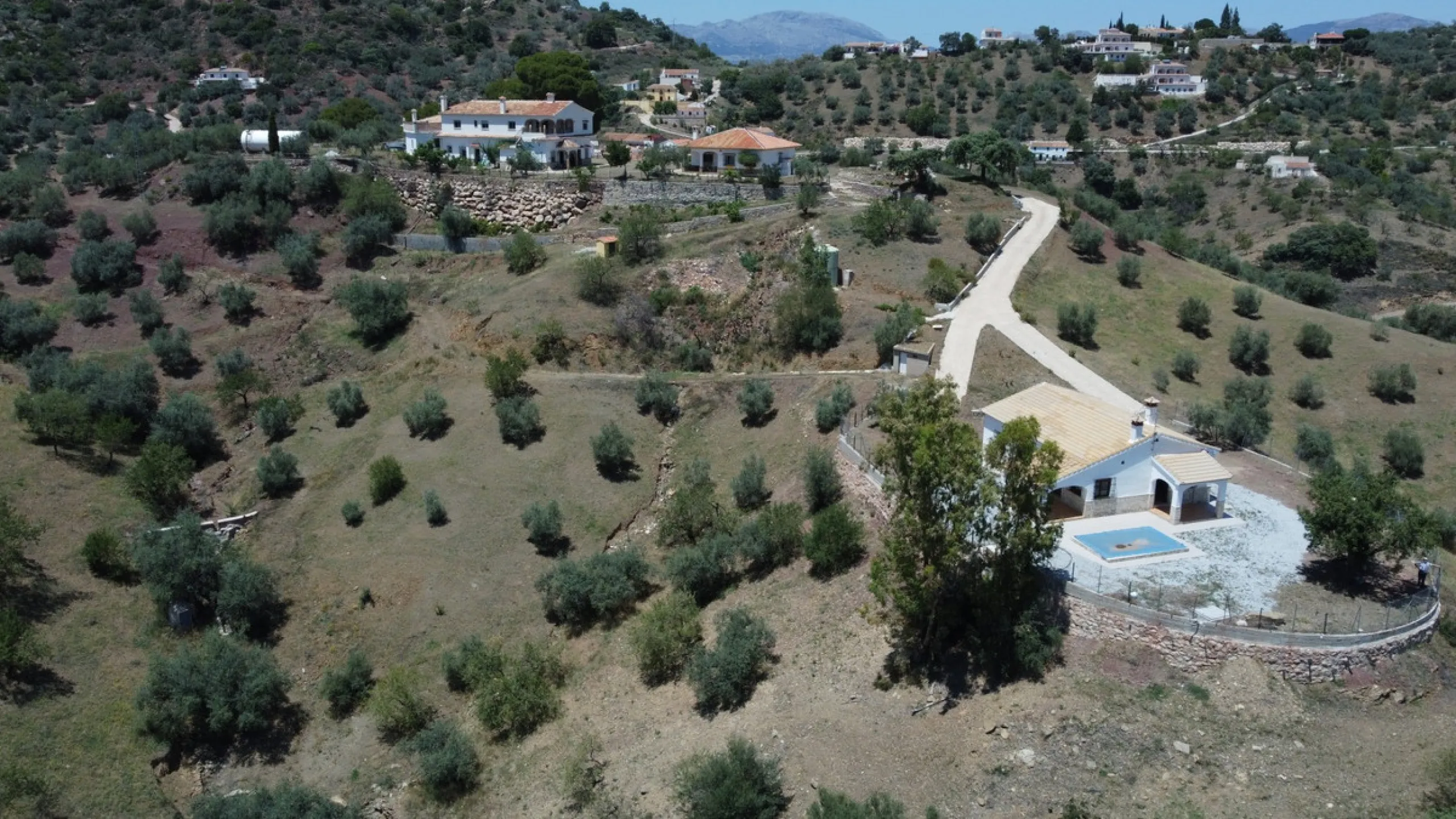 We are pleased to offer you the perfect investment in one of the most beautiful corners of Andalusia. In Comares one of the oldest municipalities of the Axarquia, one of the beautiful white villages, with a lot of historical background. Not far from the v