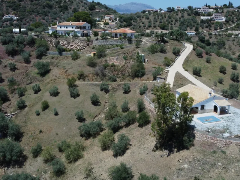 We are pleased to offer you the perfect investment in one of the most beautiful corners of Andalusia. In Comares one of the oldest municipalities of the Axarquia, one of the beautiful white villages, with a lot of historical background. Not far from the v