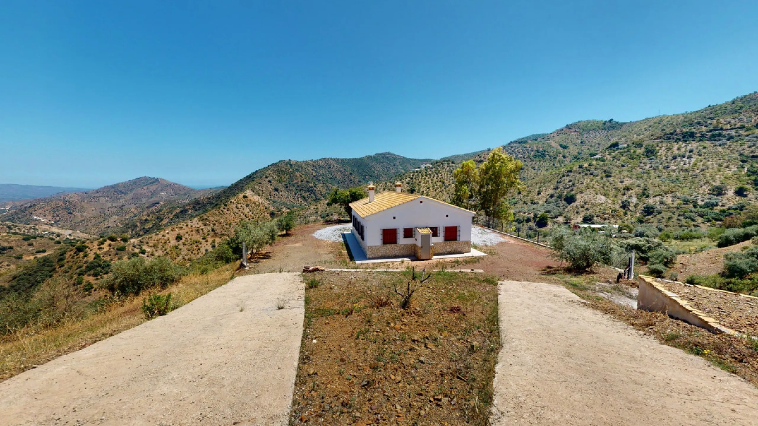 We are pleased to offer you the perfect investment in one of the most beautiful corners of Andalusia. In Comares one of the oldest municipalities of the Axarquia, one of the beautiful white villages, with a lot of historical background. Not far from the v