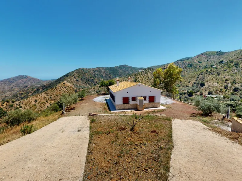 We are pleased to offer you the perfect investment in one of the most beautiful corners of Andalusia. In Comares one of the oldest municipalities of the Axarquia, one of the beautiful white villages, with a lot of historical background. Not far from the v