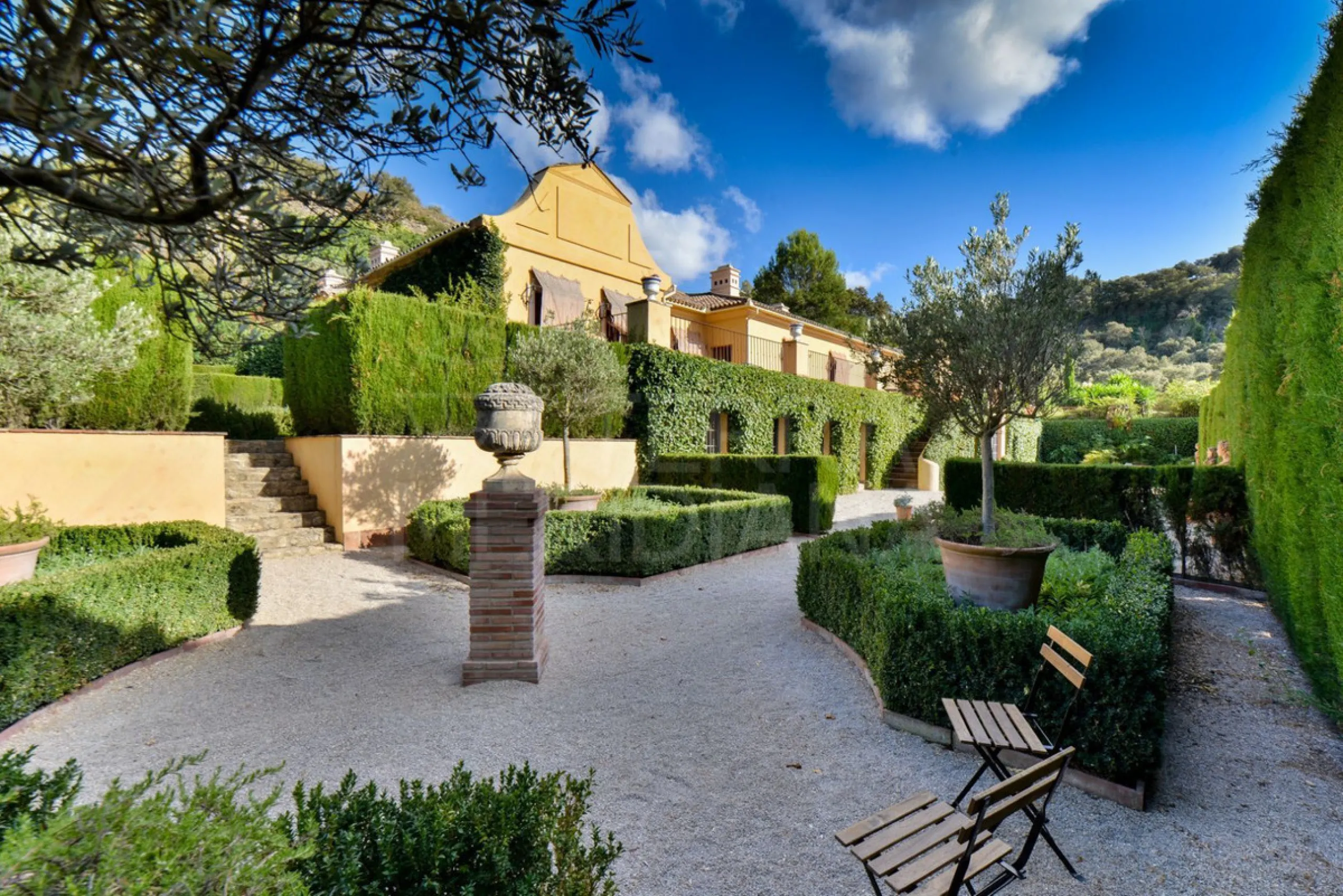 House - Finca - Cortijo в продаже в Ronda, Málaga. В доме 6 спален и 6 ванных комнат. Площадь дома 628 м². Площадь участка 245539 м²