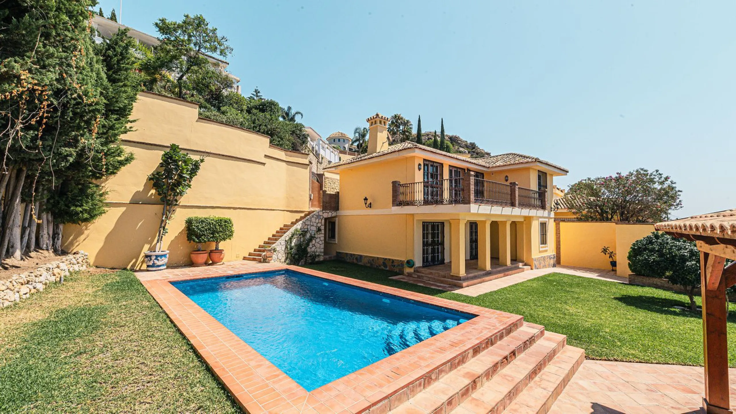 This stunning villa, situated in the distinguished area of Capellanía, Benalmádena, offers a genuine experience of luxury living on the Costa del Sol. Take the opportunity to become the owner of one of the most sought-after areas in the region.