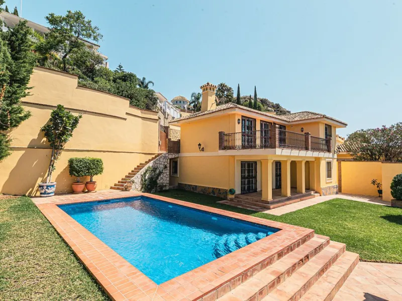 This stunning villa, situated in the distinguished area of Capellanía, Benalmádena, offers a genuine experience of luxury living on the Costa del Sol. Take the opportunity to become the owner of one of the most sought-after areas in the region.