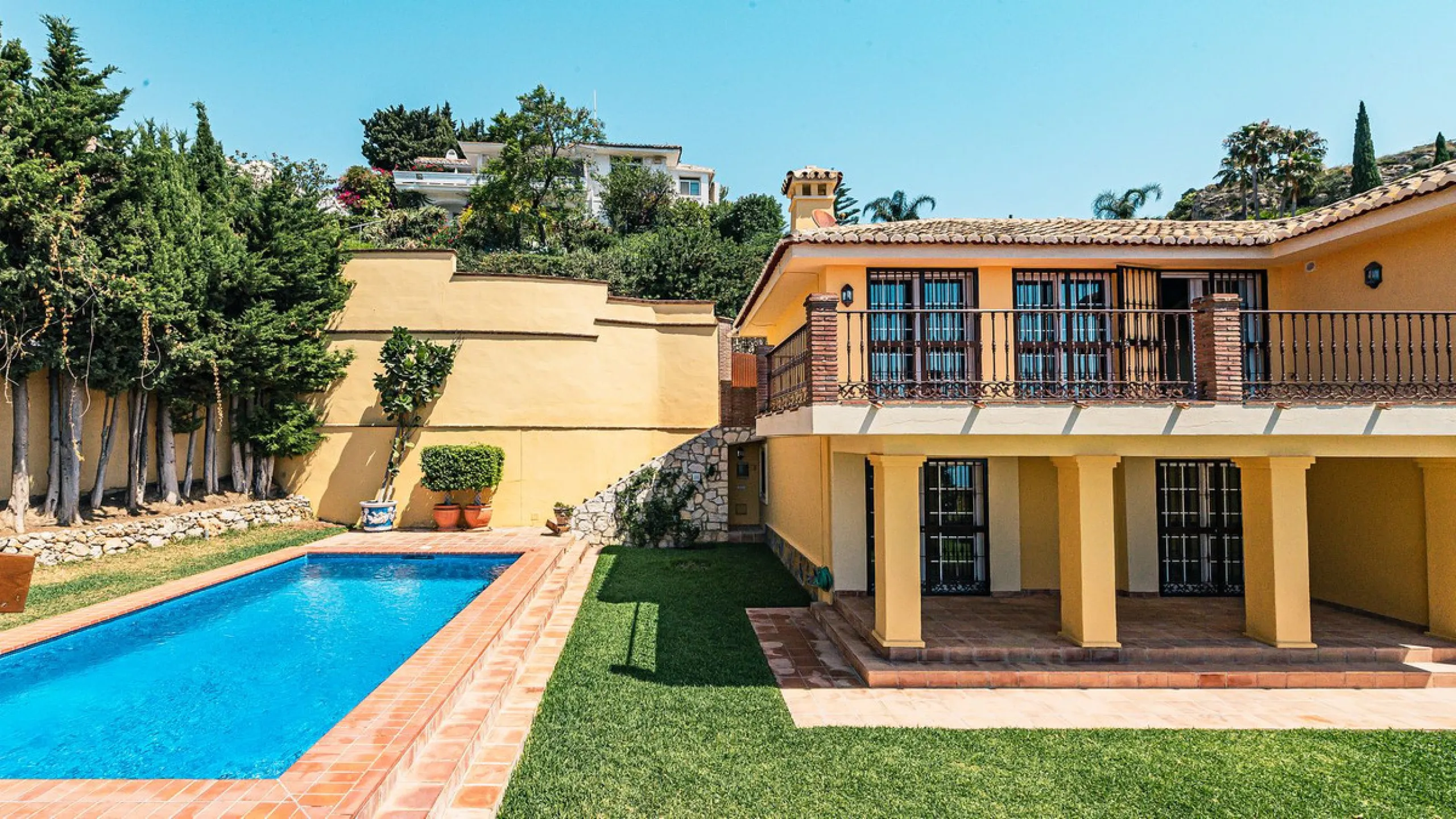This stunning villa, situated in the distinguished area of Capellanía, Benalmádena, offers a genuine experience of luxury living on the Costa del Sol. Take the opportunity to become the owner of one of the most sought-after areas in the region.