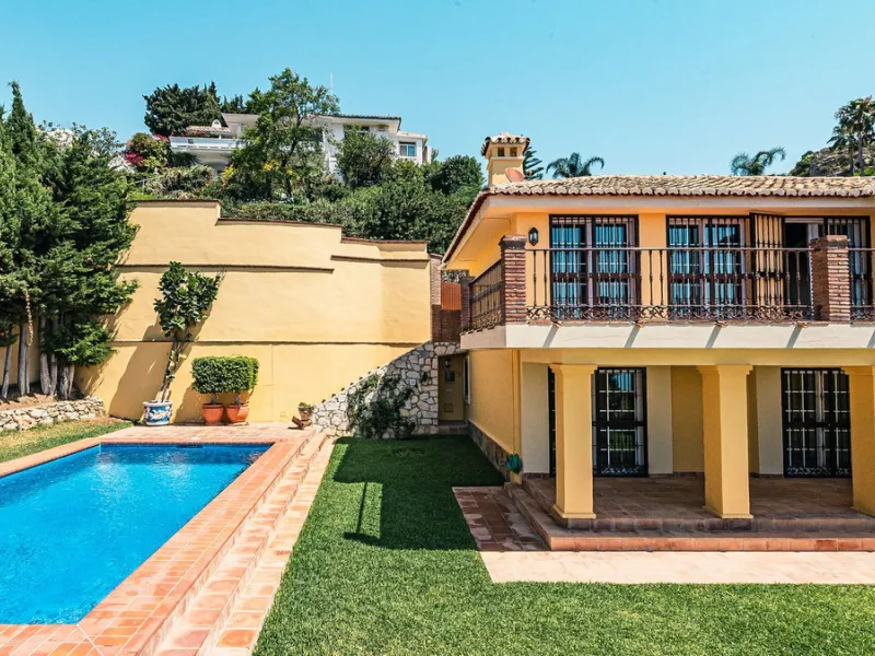 This stunning villa, situated in the distinguished area of Capellanía, Benalmádena, offers a genuine experience of luxury living on the Costa del Sol. Take the opportunity to become the owner of one of the most sought-after areas in the region.
