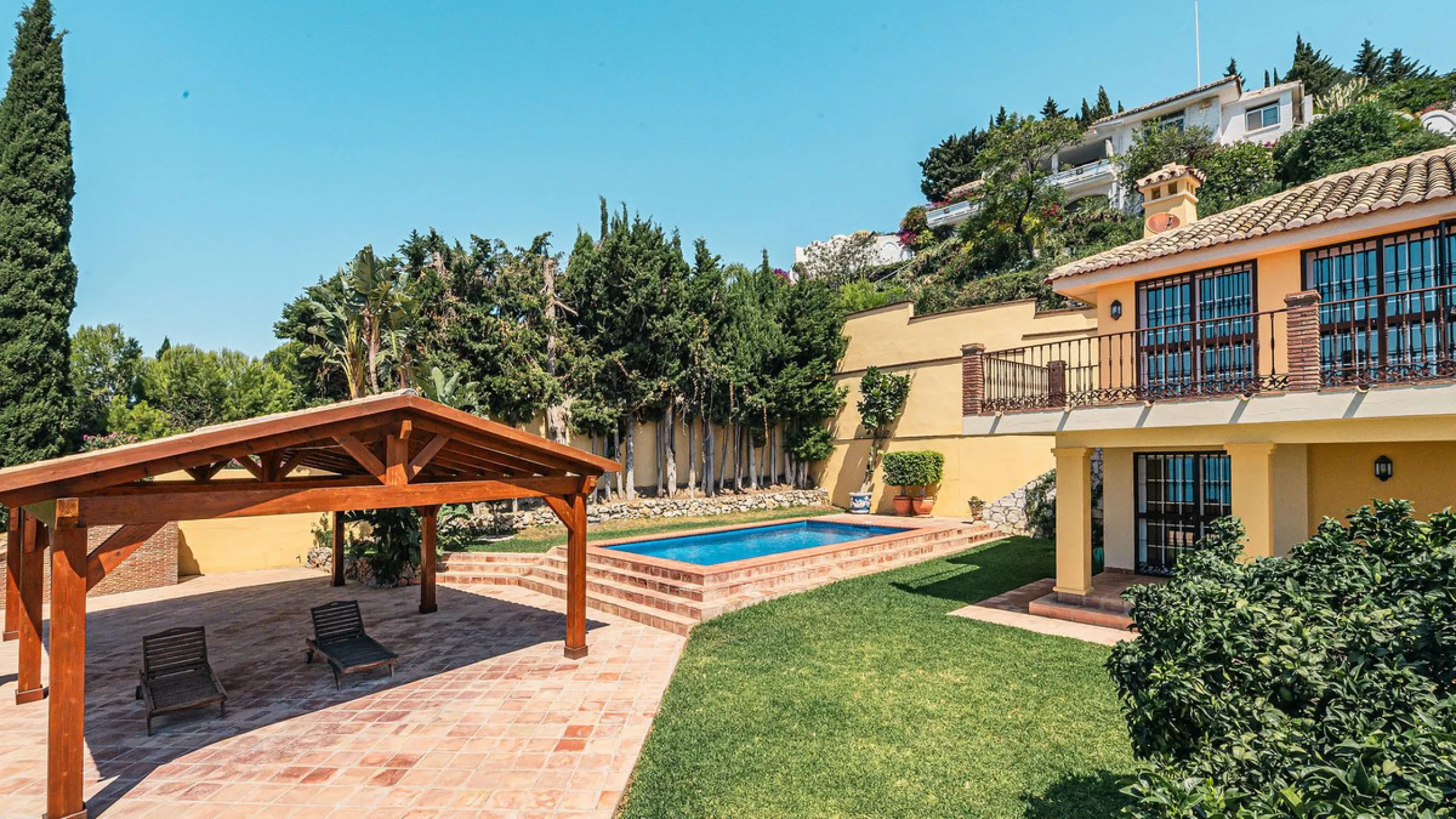 This stunning villa, situated in the distinguished area of Capellanía, Benalmádena, offers a genuine experience of luxury living on the Costa del Sol. Take the opportunity to become the owner of one of the most sought-after areas in the region.