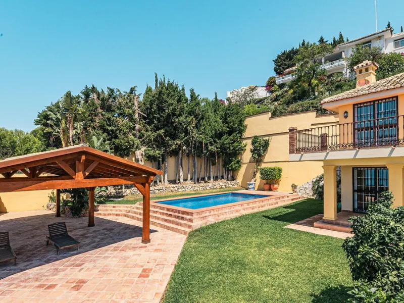This stunning villa, situated in the distinguished area of Capellanía, Benalmádena, offers a genuine experience of luxury living on the Costa del Sol. Take the opportunity to become the owner of one of the most sought-after areas in the region.